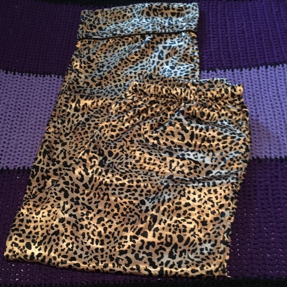 Satin soft feel Cheetah 🐆 print pajama 2 piece set - Picture 3 of 5